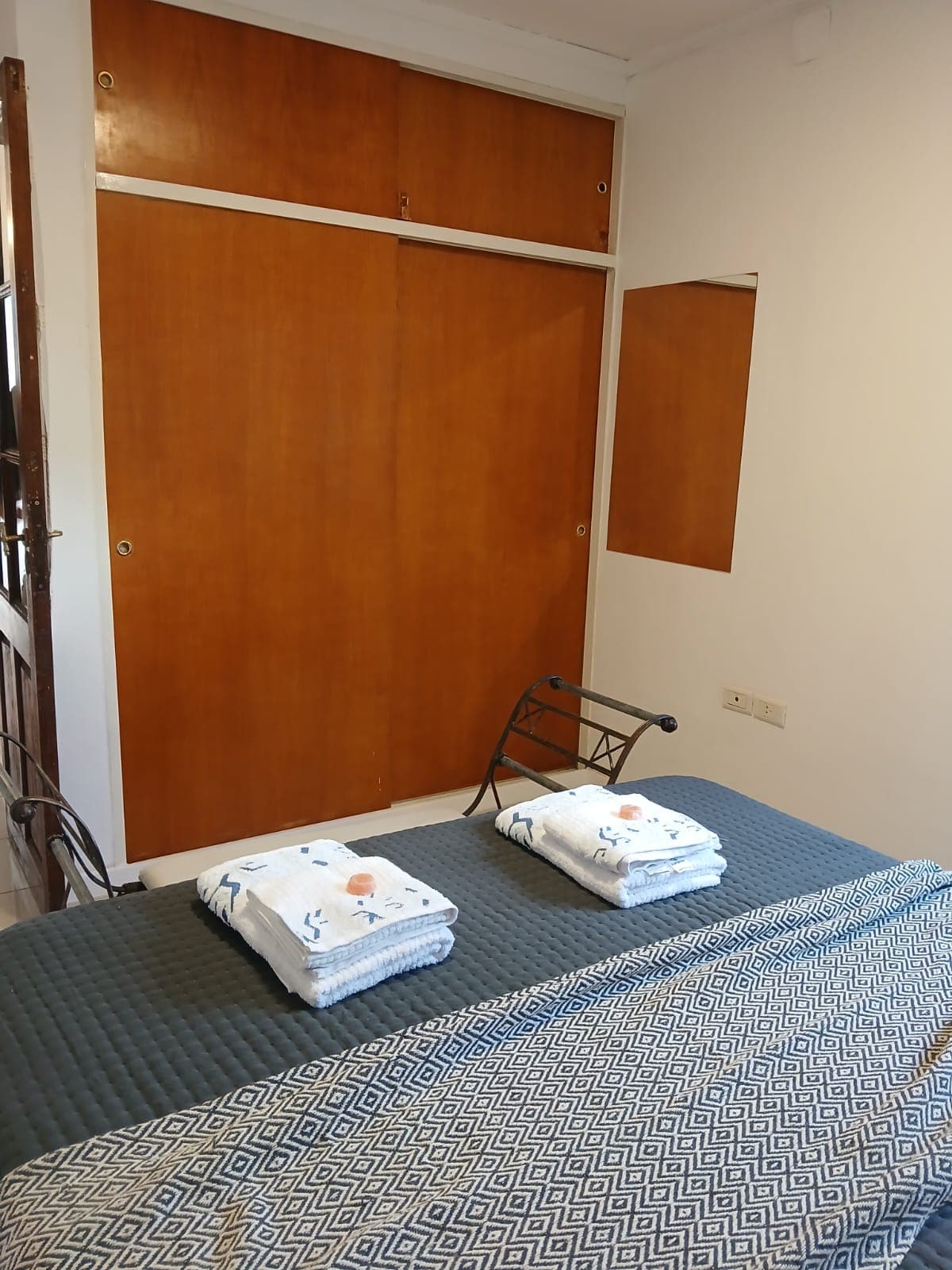 Dormitorio con amplio placard de madera