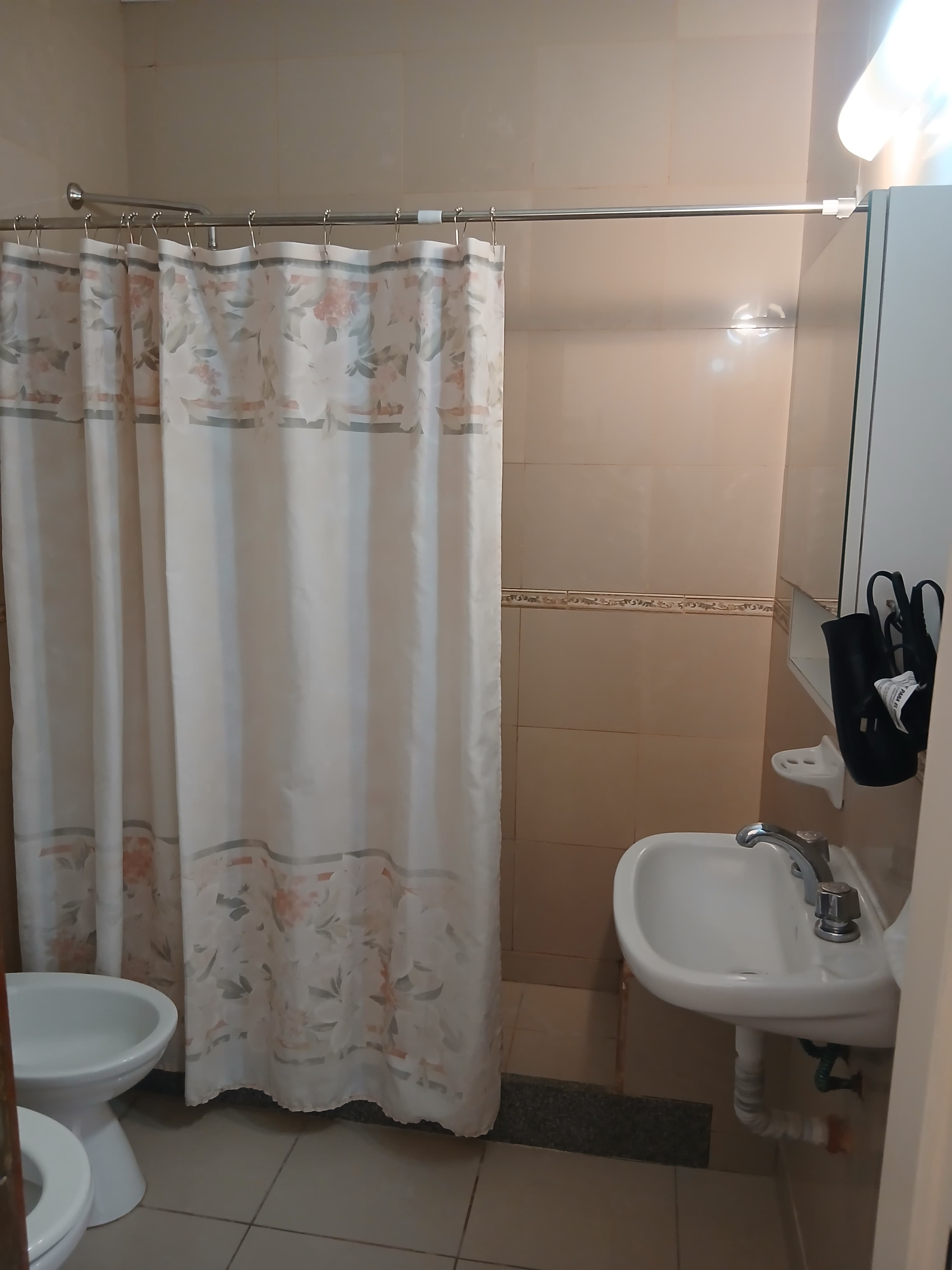 Baño completo con ducha, inodoro, bidet y lavatorio